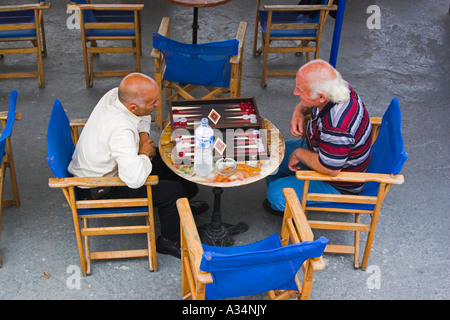 Griechische Insel Santorini Thira Stadt Fira ein paar ältere Herren spielen backgammon Stockfoto