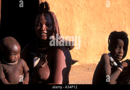 Himba Ovahimba Stamm Frau mit Kindern im Kraal Kaokoveld Namibia Afrika Stockfoto