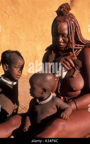 Frau von Himba oder Ovahimba Stamm in traditionelle Kopfbedeckung der verheiratete Frau mit Kindern Kaokoveld Namibia Afrika Stockfoto