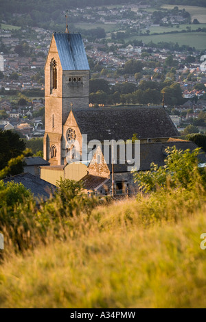 Blick in Richtung Selsley Kirche und Stroud von Selsley Common, Cotswold Weg, Stroud, Gloucestershire Stockfoto