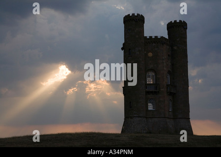 Broadway Tower und dramatischer Himmel auf der Cotswold Weg, Worcestershire, UK Stockfoto