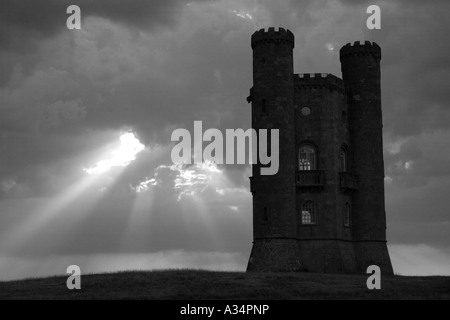 Broadway Tower und dramatischer Himmel auf der Cotswold Weg, Worcestershire, UK Stockfoto