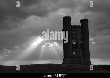 Broadway Tower und dramatischer Himmel auf der Cotswold Weg, Worcestershire, UK Stockfoto