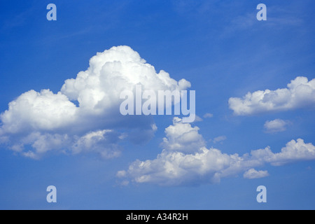 Wolken am Blauen Himmel, Wolken am blauen Himmel Stockfoto