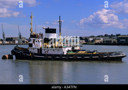 Schlepper vor Anker am Fluss Medway, Rochester, Kent, UK Stockfoto