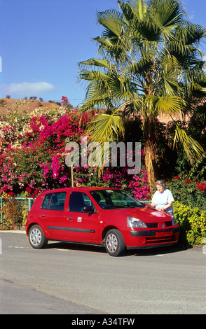 Eine britische weibliche Touristen mit dem Mietwagen unterwegs, um Troodos-Gebirge in Zypern EU Stockfoto