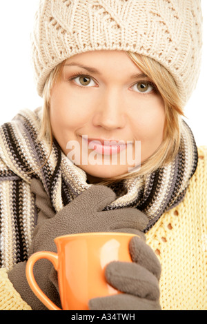 Frau mit Winterkleidung mit Becher Stockfoto