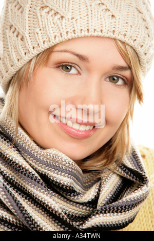 Porträt der Frau tragen Winterkleidung Stockfoto