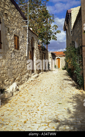 Einer ruhigen gepflasterten Seitenstraße in dem hübschen Dorf Lofou nahe Troodos Zypern EU Stockfoto