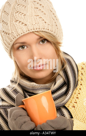 Frau mit Winterkleidung mit Becher Stockfoto