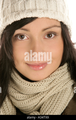 Porträt der jungen Frau mit Winterkleidung Stockfoto