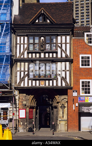 Torhaus führt zu St. Bartholomäus-the-Grote Kerk, Standort für den Film vier Hochzeiten und ein Todesfall, London, UK Stockfoto