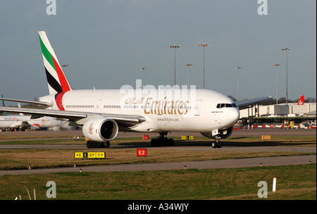 Emirates Airlines Boeing 777 Flugzeuge Rollen am Flughafen Birmingham, West Midlands, England, UK Stockfoto