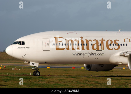 Emirates Airlines Boeing 777 Flugzeuge Rollen am Flughafen Birmingham, West Midlands, England, UK Stockfoto