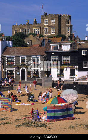 Viking Bay im Sommer voller Sonnenanbeter und Touristen, Broadstairs, Kent, England, Großbritannien Stockfoto