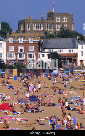 Viking Bay im Sommer voller Sonnenanbeter und Touristen, Broadstairs, Kent, England, Großbritannien Stockfoto