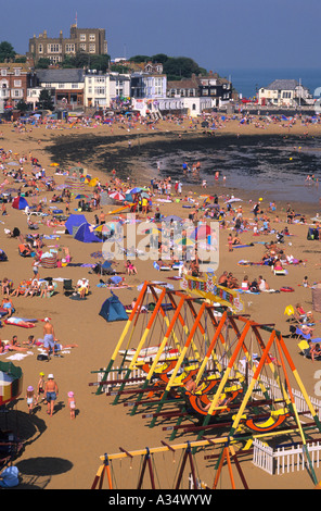 Viking Bay im Sommer voller Sonnenanbeter und Touristen, Broadstairs, Kent, England, Großbritannien Stockfoto