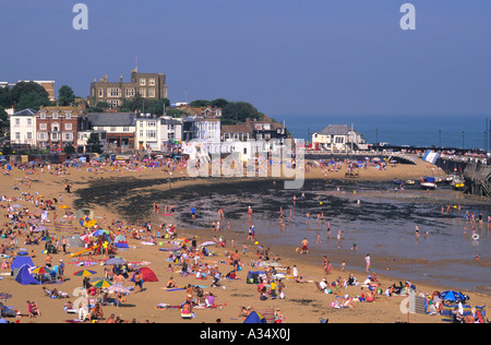 Viking Bay im Sommer voller Sonnenanbeter und Touristen, Broadstairs, Kent, England, Großbritannien Stockfoto