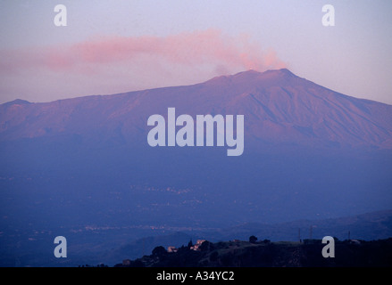 Italien Sizilien, Ätna, Dampf steigt vom Gipfel des Vulkans, von TAORMINA Stockfoto