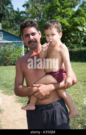 Stolzer Vater hält seinen jungen Sohn, Kamera-Dorf in der Nähe von Santiago De Cuba, Kuba Stockfoto