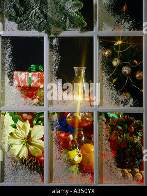 Schneebedeckter Fenster zu Weihnachten mit Urlaub Szene innen Stockfoto