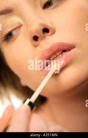 Frau Anwendung Lipgloss Stockfoto