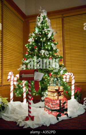 Weihnachtsbaum mit beleuchteten Geschenke und Mail im Postfach Stockfoto