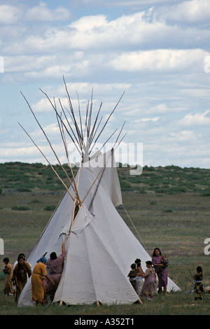Indische Frauen und Tipi in der Schlacht von Little Bighorn Custer re Enactment landet Crow Agency in der Nähe von Hardin Montana USA Stockfoto