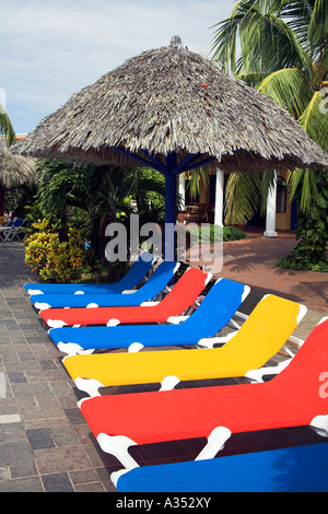 Strandliegen und Sonnenschirme Sonnenliegen am Pool Terrasse, in der Nähe von Trinidad, Provinz Sancti Spiritus, Kuba Stockfoto