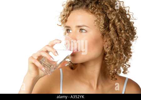 Junge Frau trinkt Mineralwasser Stockfoto