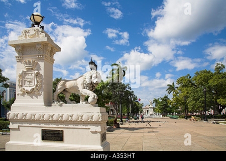 Löwenstatue und Blick auf den Parque Jose Marti, Plaza de Armas, Cienfuegos, Provinz Cienfuegos, Kuba Stockfoto