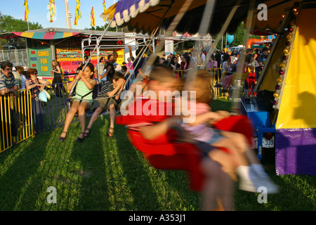 Kinder, die Beschleunigung auf einem Karussell. Stockfoto