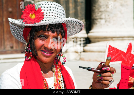 Dame mit eine Pfeife und Zigarre, sitzen auf Stufen Kathedrale, Plaza De La Catedral, Havanna, La Habana Vieja, Kuba Stockfoto