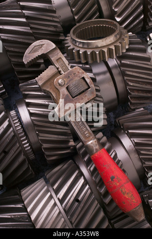 Schraubenschlüssel an Zahnrädern Stockfoto