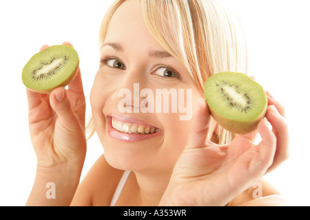 Junge Frau Holding kiwi Stockfoto