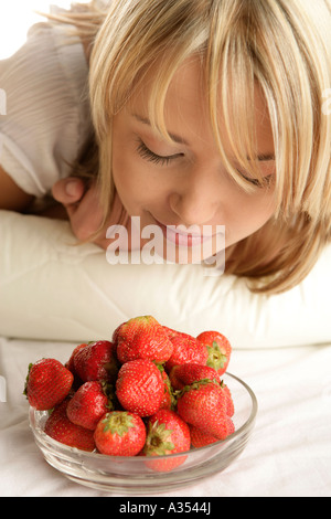 Frau mit Erdbeeren Stockfoto