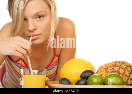 Frau trinken Saft Stockfoto