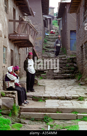 Quechua-Männer im Dorf auf Isla Taquille. Titicacasee, Peru, Südamerika Stockfoto