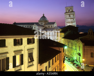 Der schiefe Turm von Pisa Abend geschossen, Italien, Europa, Blick von einer italienischen Straße. Stockfoto