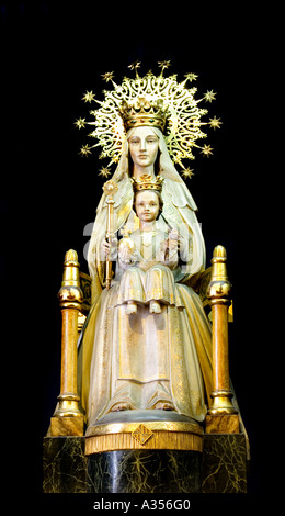 Innenraum der Kirche Santa Maria del Mar Barcelona Spanien religiöse Skulptur Maria Stockfoto