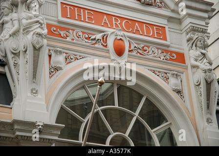 Reich verzierte Fassade über die Royal Arcade in Old Bond Street London England Stockfoto