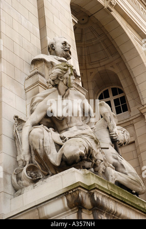 Statue vor dem Eingang zum Imperial College of Science Technology and Medicine Gebäude South Kensington London Stockfoto