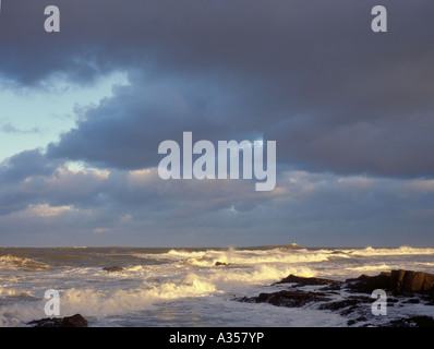 Farne Islands über eine stürmische See, Northumberland, England, UK gesehen. Stockfoto