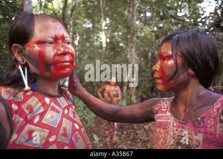 Ein Ukre Dorf Xingu Brasilien Kayapo-Frau Anwendung rote Bemalung der Urucum Bixa Orellana fungiert es als Insektenschutzmittel Stockfoto