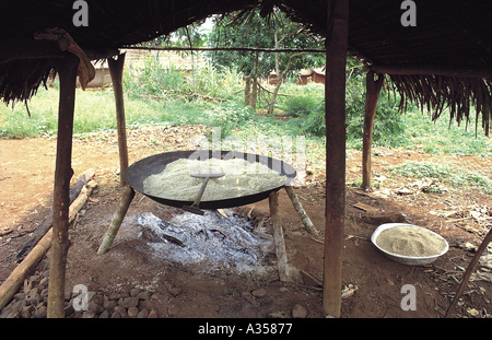 Ein Ukre Dorf Brasilien große Pfanne von Maniok Mandioca Maniok Manihot Esculenta Rösten über dem offenen Feuer Xingu Indig Pk Stockfoto