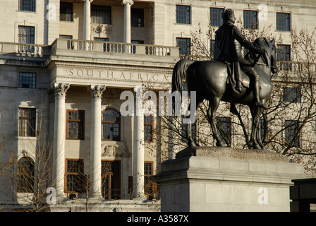 South Africa House mit Statue des Reiters im Vordergrund Trafalgar Square in London Stockfoto