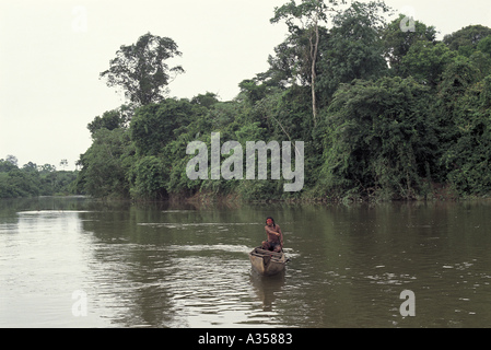 Ein Ukre Dorf Brasilien Kayapo-Mann ein Einbaum paddeln, in den frühen Morgenstunden Stockfoto