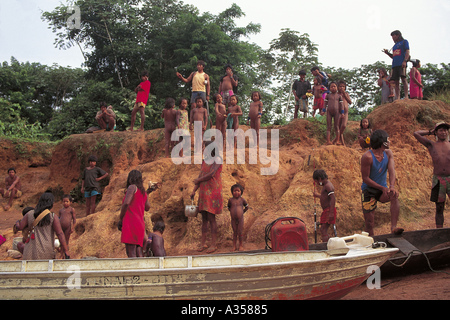 Ein Ukre Dorf Brasilien Kayapo Männer, Frauen und Kinder am Flussufer einige mit Kochtöpfe Stockfoto