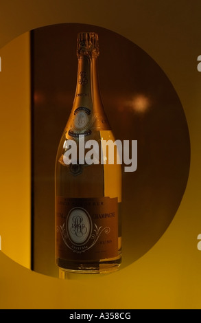 Eine Flasche Champagner Louis Roederer in einem Schaufenster ausgestellt. Stockfoto