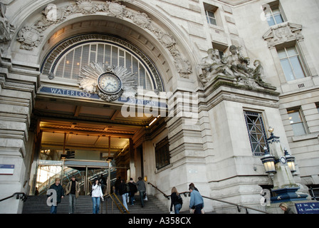 Reisende, die durch den Eingang von Waterloo Railway Station London England Stockfoto